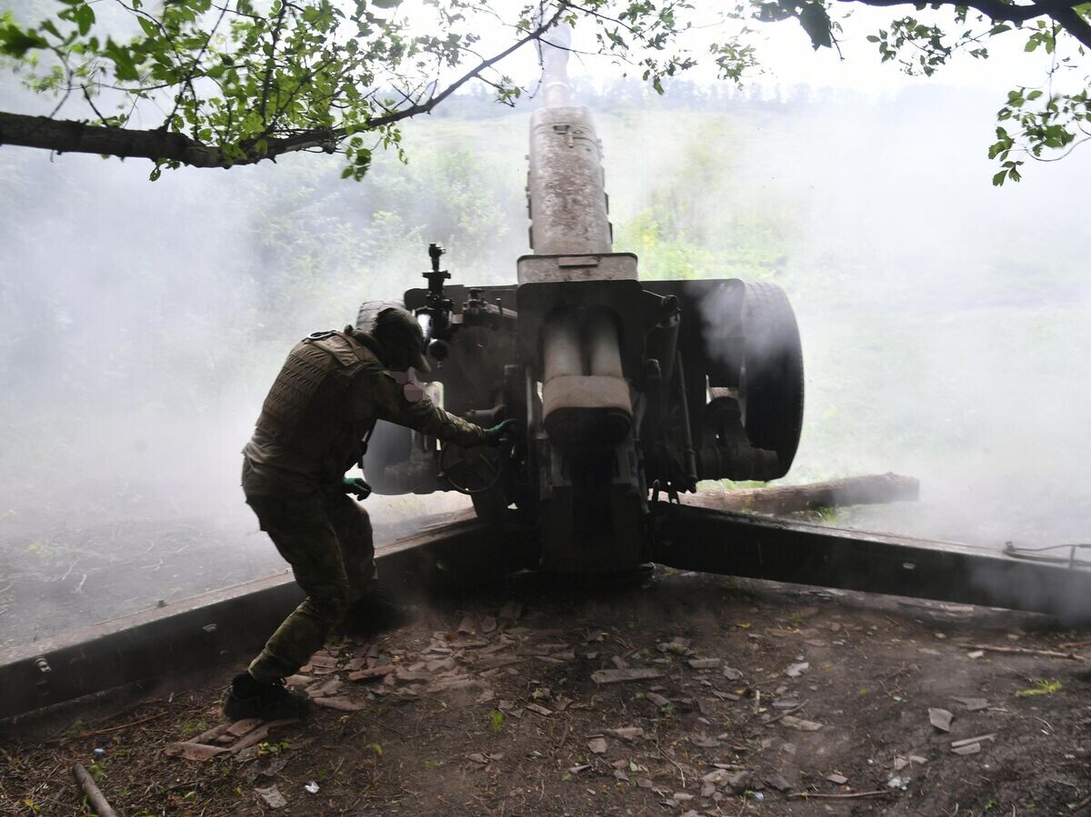 Военнослужащий РФ стреляет из гаубицы Д-30© РИА Новости