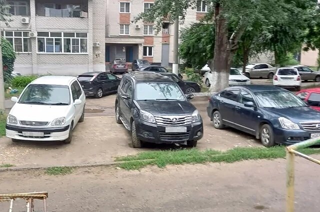    Кому нельзя парковаться во дворах?