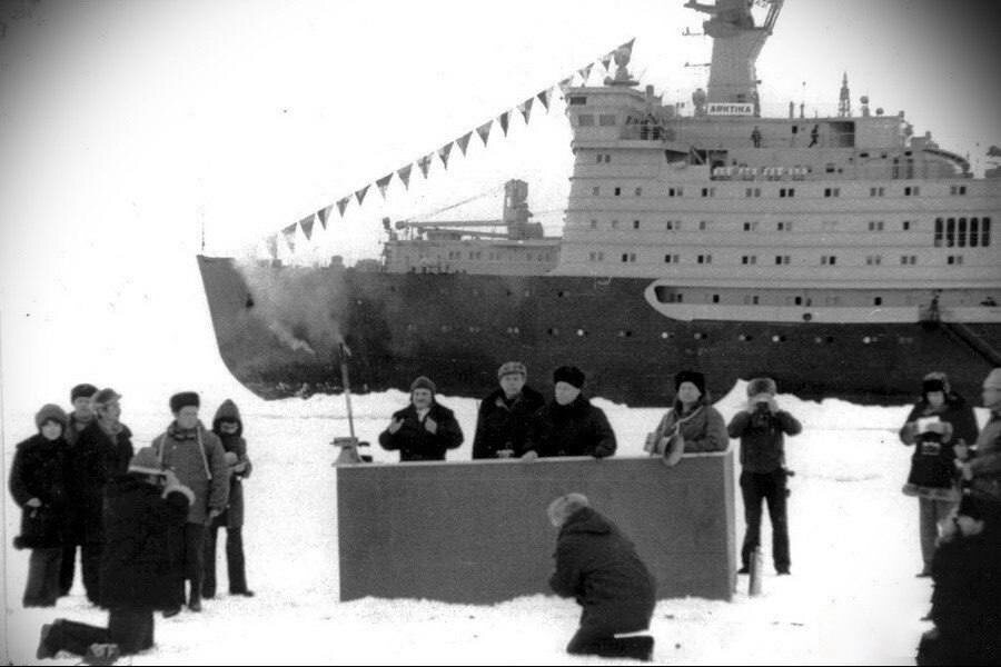 В 9:40 утра над Северным полюсом взвился флаг Советского Союза. 