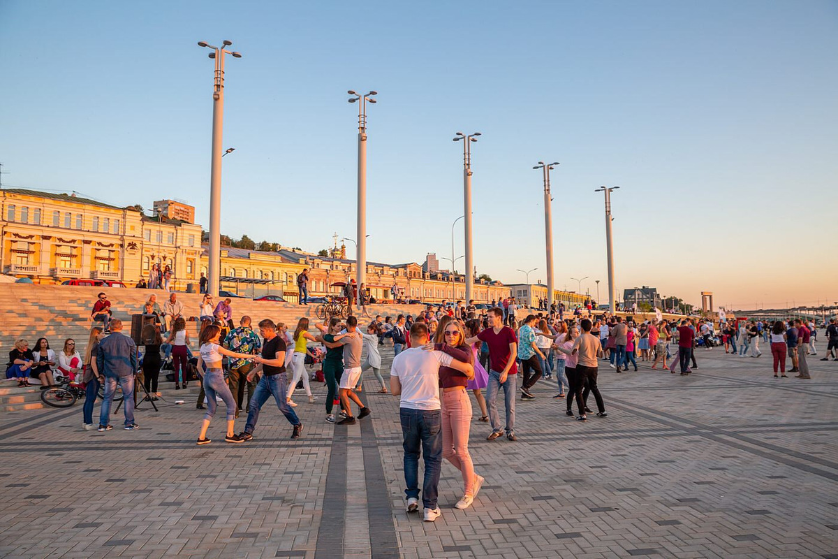 Летом на Нижне-Волжской набережной устраивают танцевальные флешмобы