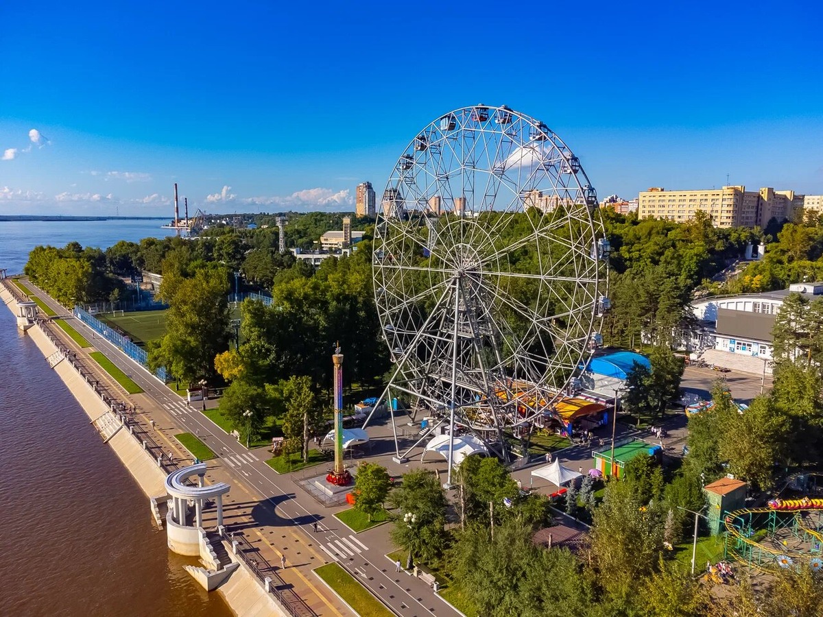 60-метровое колесо обозрения в Хабаровске — крупнейшее на Дальнем Востоке. Поездка на нём занимает 10–11 минут. Фото: Владимир П. / Яндекс Карты