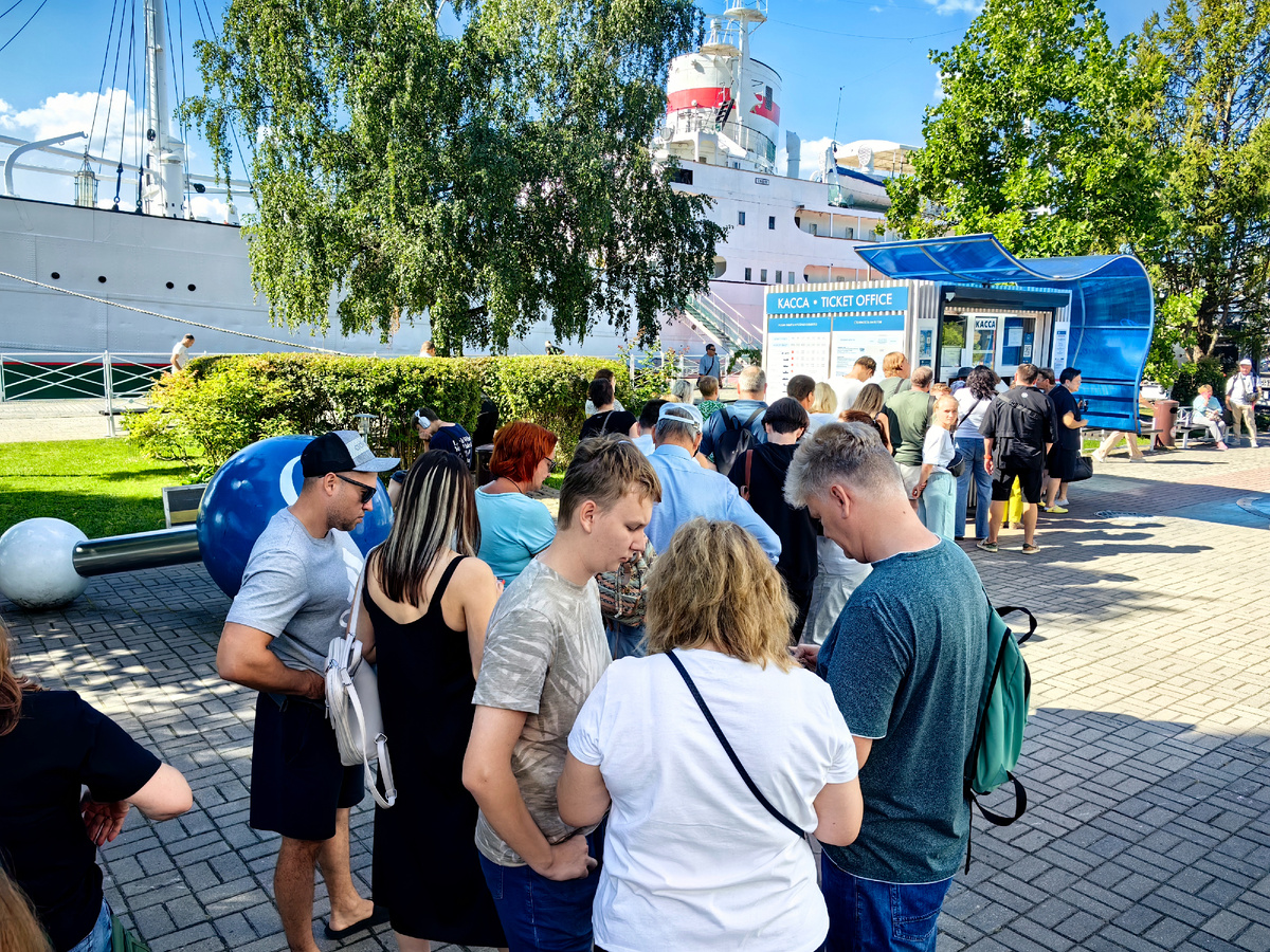 Вот это очередь в кассу. За полчаса до открытия.