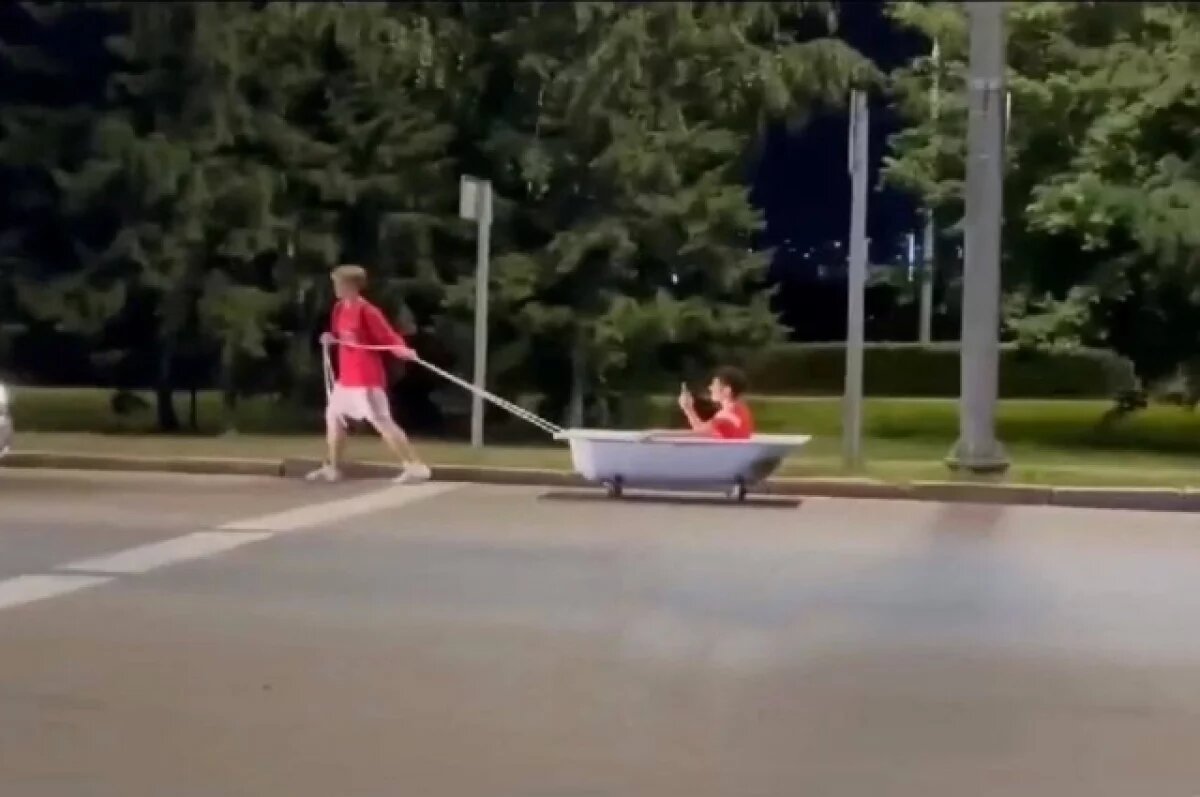    В центре Красноярска подростки устроили катания в ванне и на диване