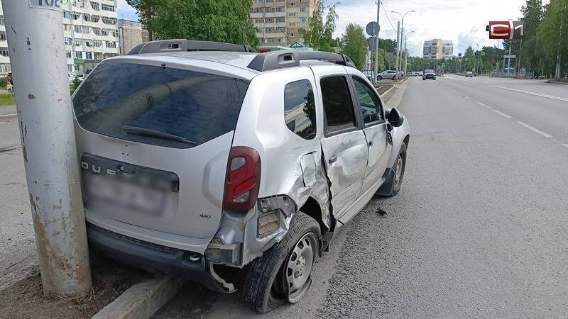    «Рено» отбросило в столб — авария на проспекте Набережном в Сургуте