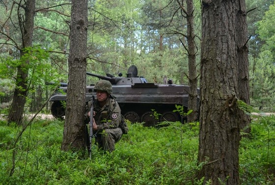    Польский солдат занимает позицию охраны у гусеничной боевой машины пехоты — амфибии BWP-1