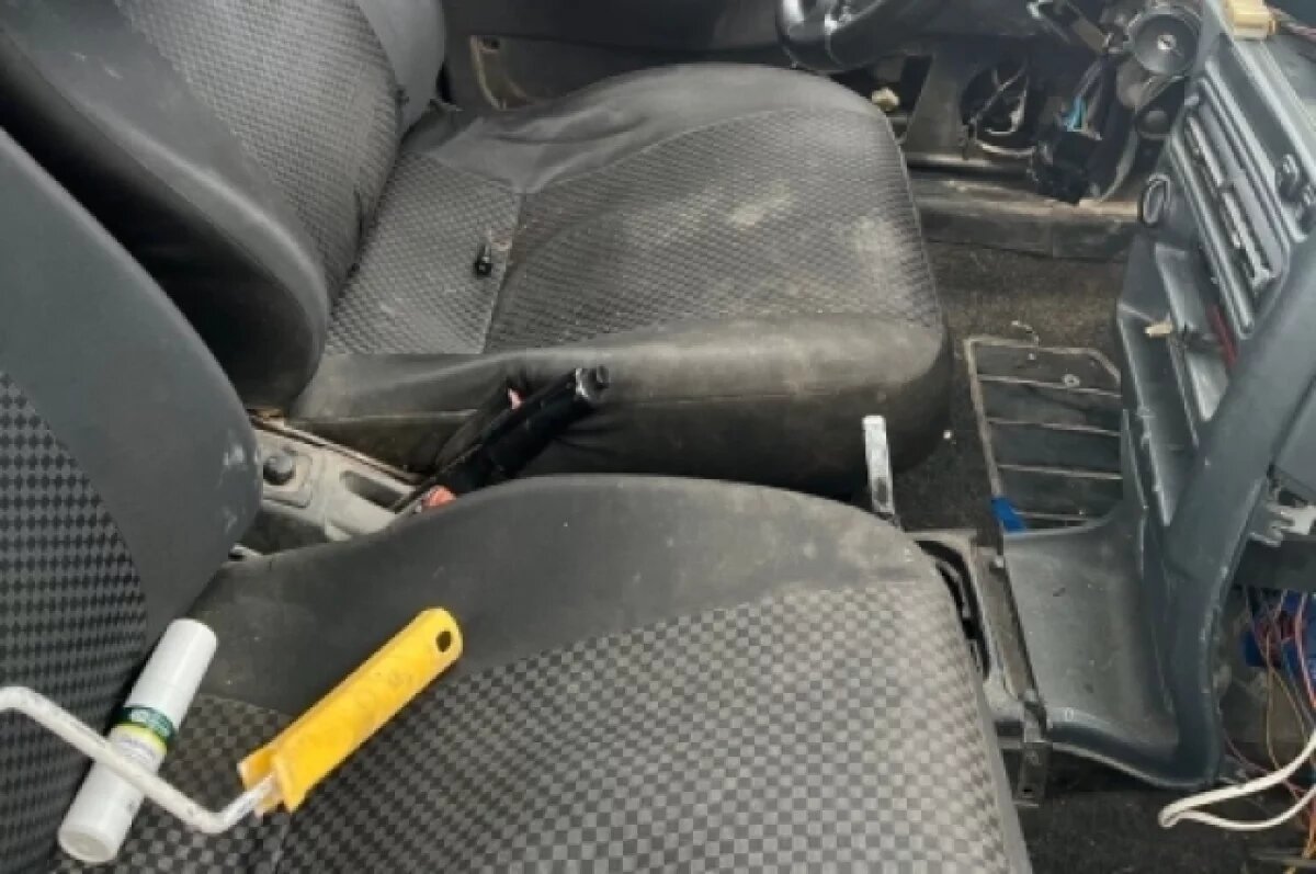    В Тольятти 3 парня из Самары, вскрыв ВАЗ-2114, украли компьютерную акустику