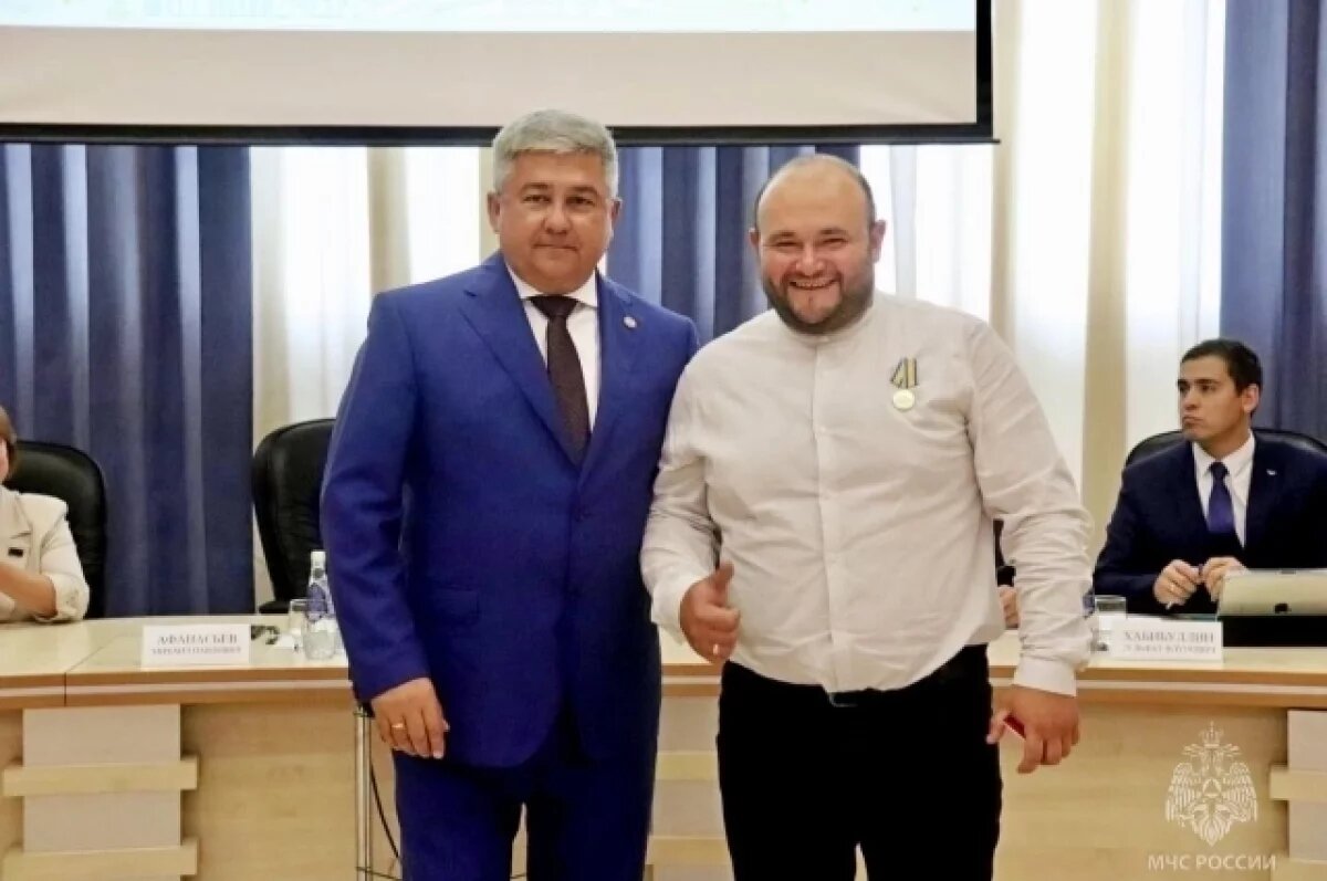    В Зеленодольске наградили Павла Матвеева, спасшего 11 человек на Свияжске