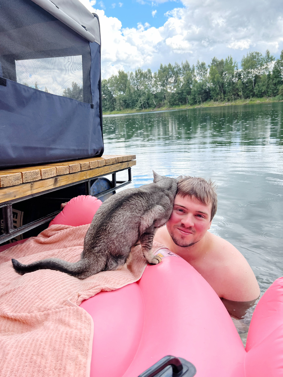 Сладя на озере с папой