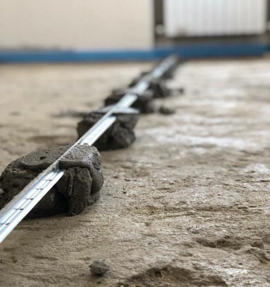 Маяк для стяжки пола 100 мм. Профиль маячковый для стяжки пола. Маяк 10 мм для стяжки. Креммер кнауф клипс 250. Саморезы для маяков для стяжки.