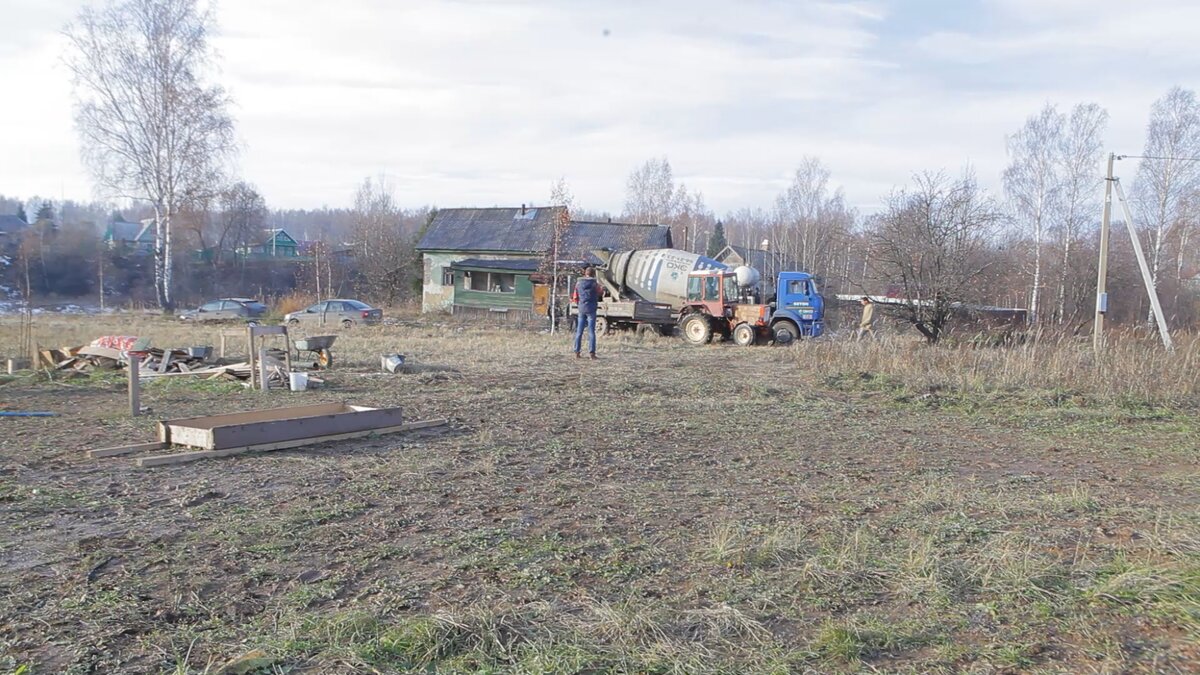 Трактор пытается вытащить миксер - разумеется, тщетно