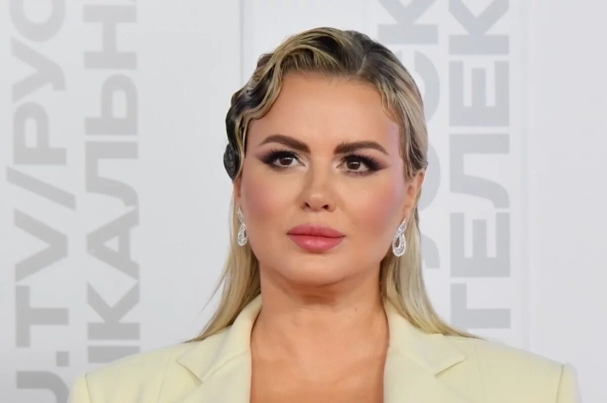    Певица Анна Семенович пожаловалась на сталкера, поцарапавшего ее машину