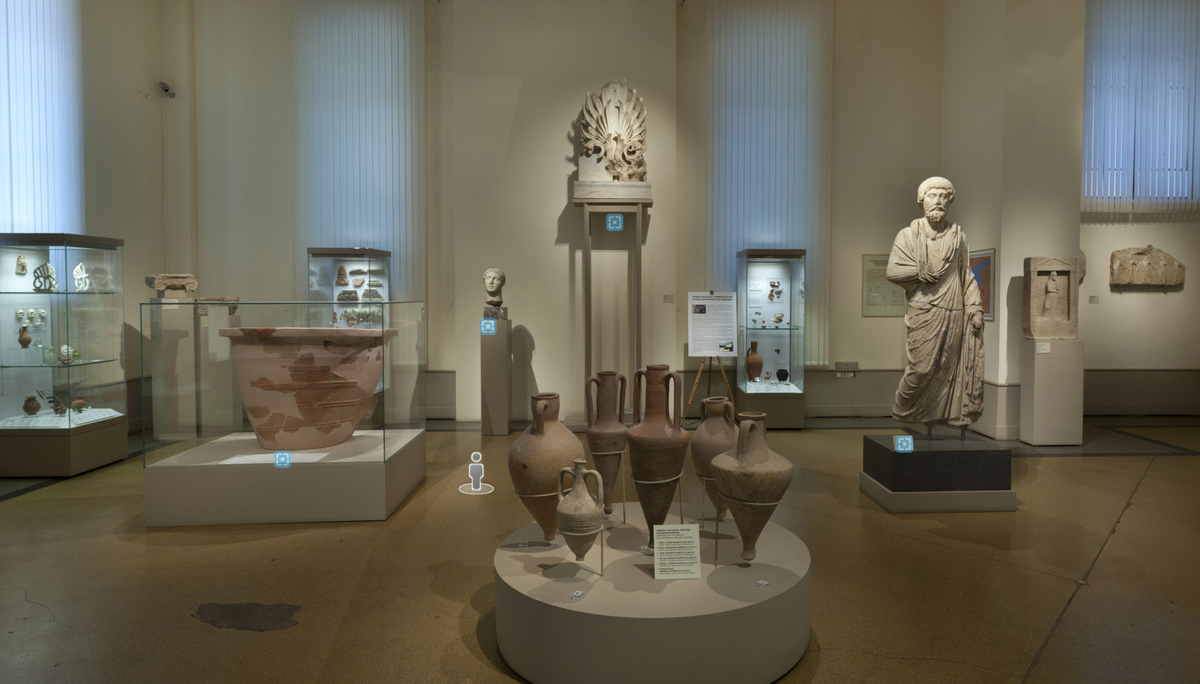 Скриншот виртуальной экскурсии по залам  ГМИИ имени А.С. Пушкина: pushkinmuseum.art. В центре на постаменте акротерий из Фанагории, справа от него скульптура Неокла.