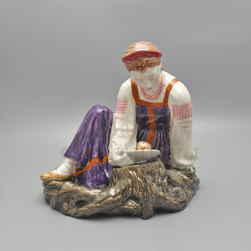 Скульптура «Наливное яблочко» по мотивам русской народной сказки, скульптор Холодная М. П., ​фаянс, Конаковский завод,​ 1956 г. Фото с нашего сайта dvaveka.ru