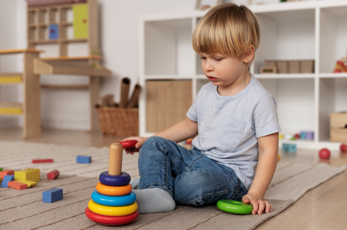 фото с сайта https://ru.freepik.com/free-photo/full-shot-kid-playing-floor-with-toy_24747684.htm#fromView=search&page=2&position=52&uuid=c722ce23-bbbe-4998-b319-43269bf3d31b