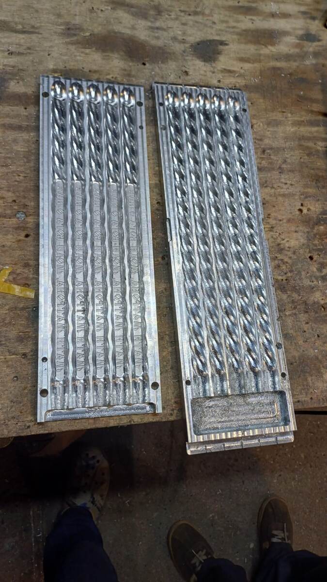 Наше оборудование отличается не только высоким качеством, надежностью и долговечностью, но и позволит вам воплотить в жизнь самые смелые творческие идеи в области свечеделия. Мы всегда готовы помочь вам подобрать оборудование, соответствующее вашим потребностям, и ответить на все ваши вопросы. 
Для оформления заказа или получения дополнительной информации, пожалуйста, свяжитесь с нашими опытными менеджерами по продажам:

 Сергей Маузер - WhatsApp: +7 952 430-66-49, электронная почта: angel4495@yandex.ru.
Марина Алексеева - WhatsApp: +7 920 581-94-31, электронная почта: sveshi-delo@yandex.ru.