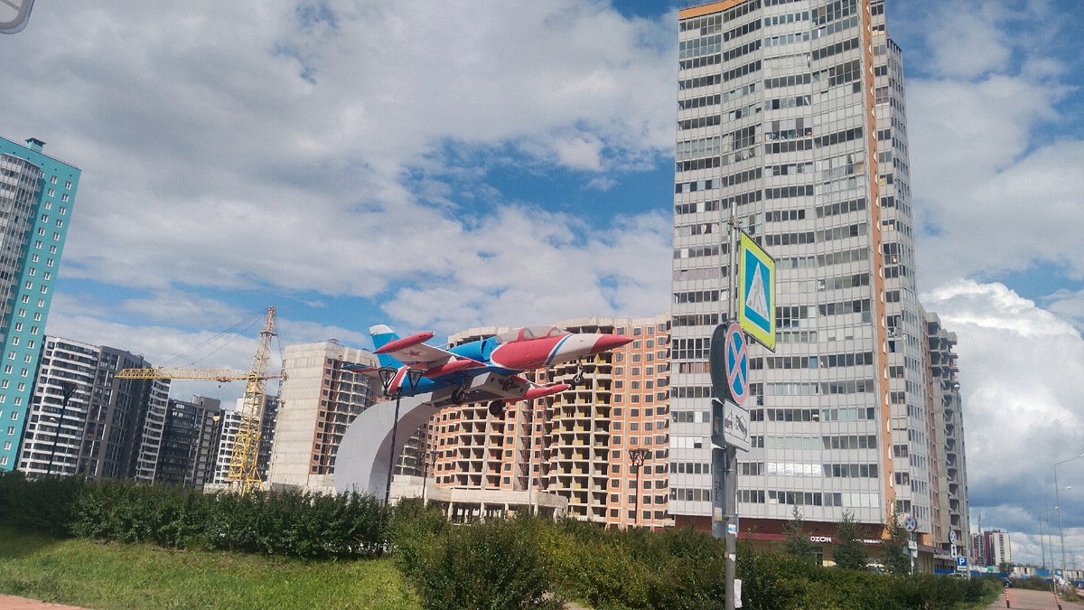 Памятник-самолет в Мурино