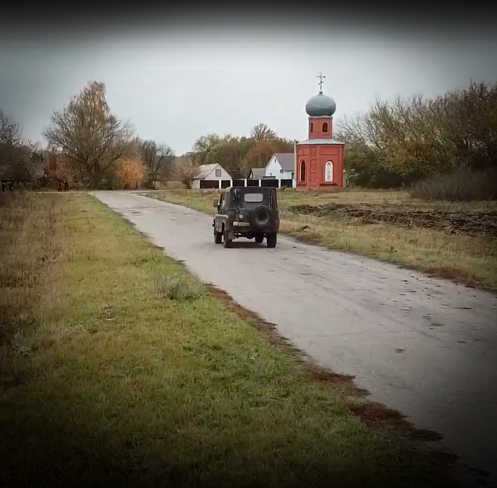 Старый храм не пережил времени большевистской власти. Но в селе теперь есть вот такая часовня.