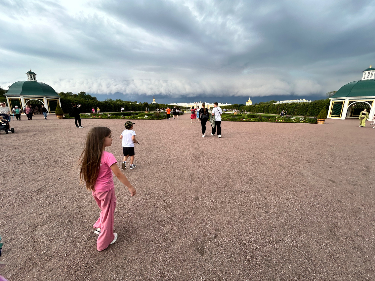 Посмотрите какая туча над нижним парком и над Финским заливом