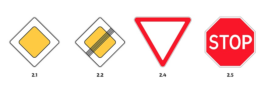 Над всеми этими знаками имеет приоритет работающий светофор. И именно про них говорит пункт 6.15, указывающий, что при противоречии требований этих знаков и светофора водители должны руководствоваться сигналами светофора. 

А что с другими знаками?
Поскольку пункт 6.15 упоминает только знаки приоритета, а других указаний в ПДД нет, можно сделать простой вывод: над всеми другими знаками, кроме знаков приоритета, светофор преимущества не имеет. Соответственно, работающий светофор не отменяет и никак не влияет на действие запрещающих, предписывающих и других знаков. Что это означает на практике?

На практике это означает, например, ситуацию, когда на перекрестке одновременно есть знак 3.18.1, запрещающий поворот, и светофор с дополнительной секцией, разрешающей поворот направо. В таком случае не стоит считать, что светофор имеет приоритет над дорожным знаком, и водителю разрешено повернуть направо. Ведь это запрещающий знак, а не знак приоритета, и светофор на него никак не влияет.


То же самое касается, например, перекрестка, где одновременно установлен знак 4.1.1 «Движение прямо» и светофор с дополнительной секцией. Знак 4.1.1 относится к предписывающим, и светофор не имеет над ним приоритета. Поэтому поворачивать на зеленую стрелку вопреки указанию знака водителям запрещено.




ТОГДА ЗАЧЕМ ВООБЩЕ НУЖНЫ ТАКИЕ СОЧЕТАНИЯ ЗНАКОВ И СВЕТОФОРА НА ПЕРЕКРЕСТКАХ?
Ну а в конце ответим на логичный вопрос: зачем вообще может понадобиться сочетание светофора с дополнительной секцией и дорожного знака, если они противоречат друг другу? Например, для регулирования движения маршрутного транспорта. Дело в том, что действие запрещающих знаков 3.18.1 и 3.18.2, а также предписывающих знаков 4.1.1-4.1.6 не распространяется на маршрутные транспортные средства, о чем мы рассказывали в отдельном материале. Соответственно, дополнительная секция на светофоре может быть адресована именно маршрутному транспорту. А вот водитель автомобиля, повернувший на зеленую стрелку, может ошибочно заехать под «кирпич» на полосу общественного транспорта и получить штраф.