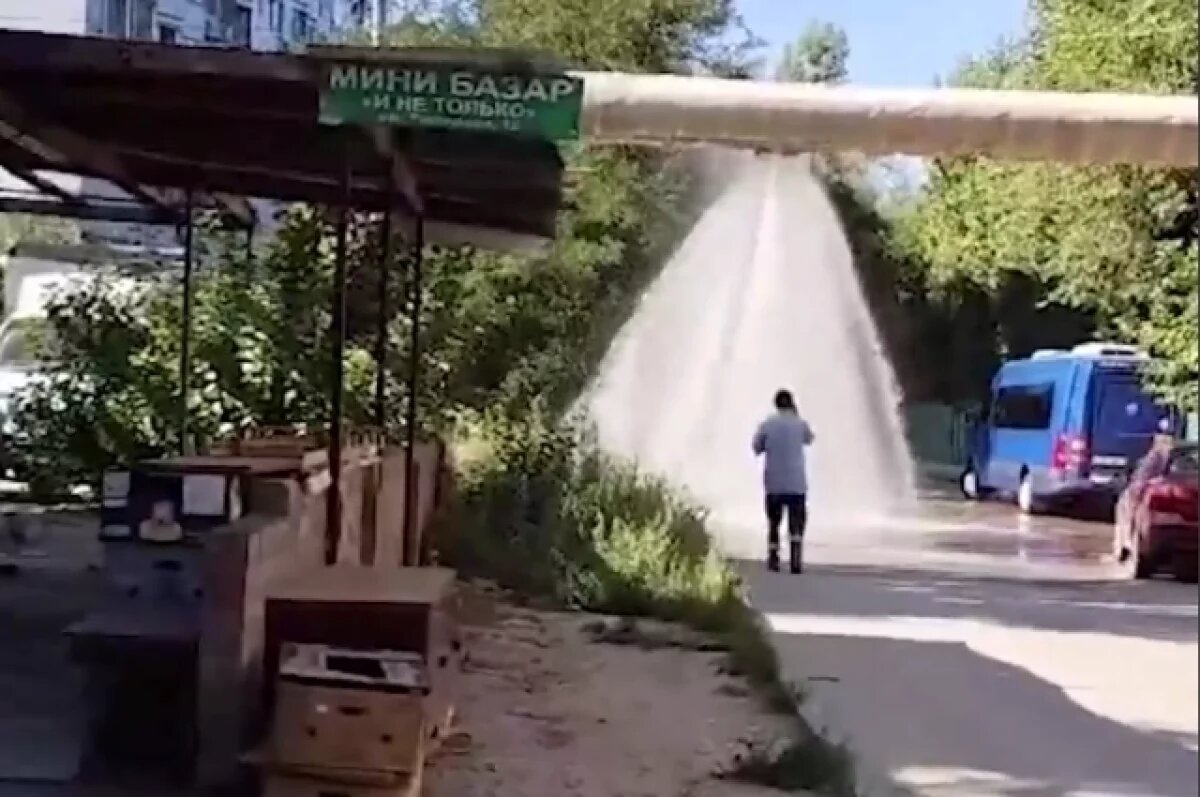    В Волгограде засняли на видео бьющий из лопнувшей трубы отопления водопад