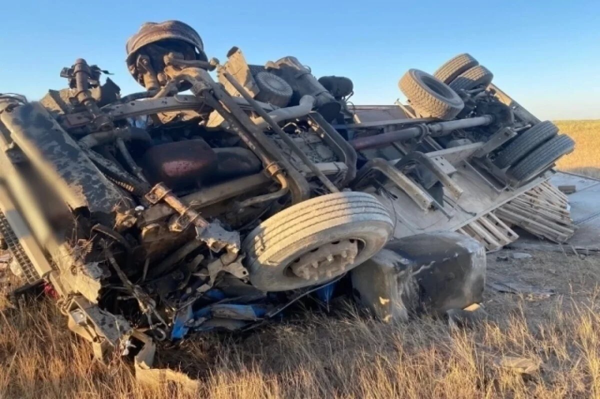    На трассе под Астраханью в ДТП погиб водитель грузовика