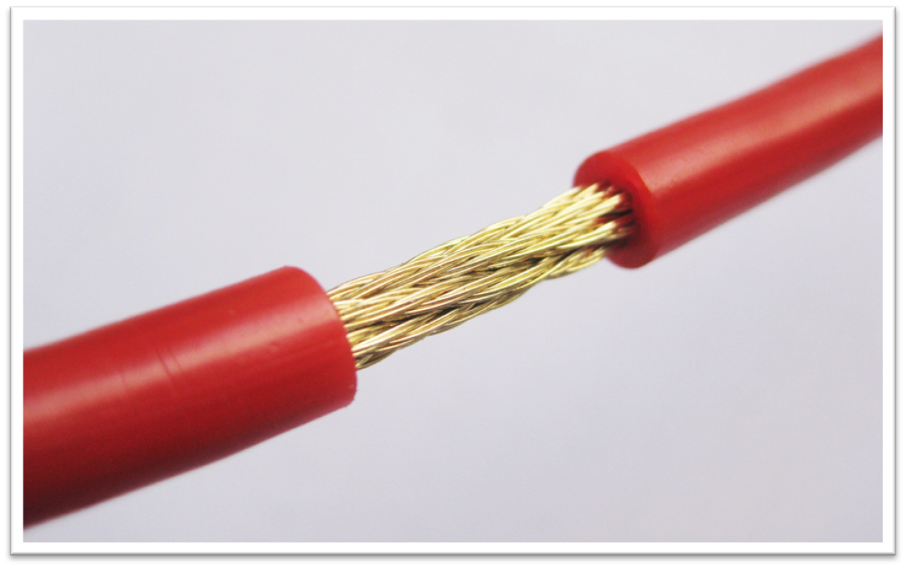 Так выглядит металлополимерный трос. Покрытие снято для наглядности.