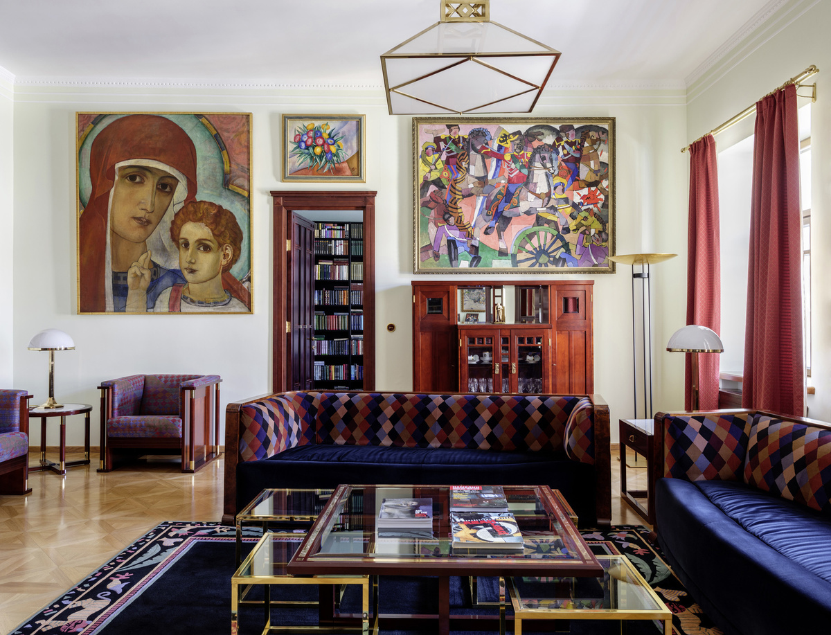 Московская квартира Петра Авена. Гостиная. На стене: «Богоматерь с младенцем» Кузьмы Петрова-Водкина, его же работа «Астры», 1912, панно Аристарха Лентулова «Победный бой», 1914. Фото Elle Decoration, 2018