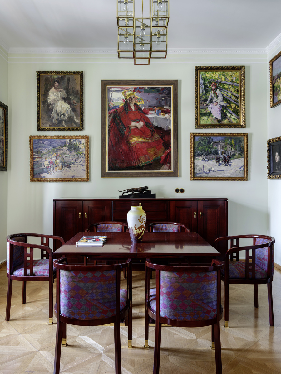 Московская квартира Петра Авена. Столовая. На стене: Абрам Архипов «Крестьянка в красном», 1917. Константин Коровин «Портрет Н.И. Комаровской», 1920, «На причале. Гурзуф», «У плетня», 1919 и «Тройка. Провинция», 1914. Фото Elle Decoration. 2018