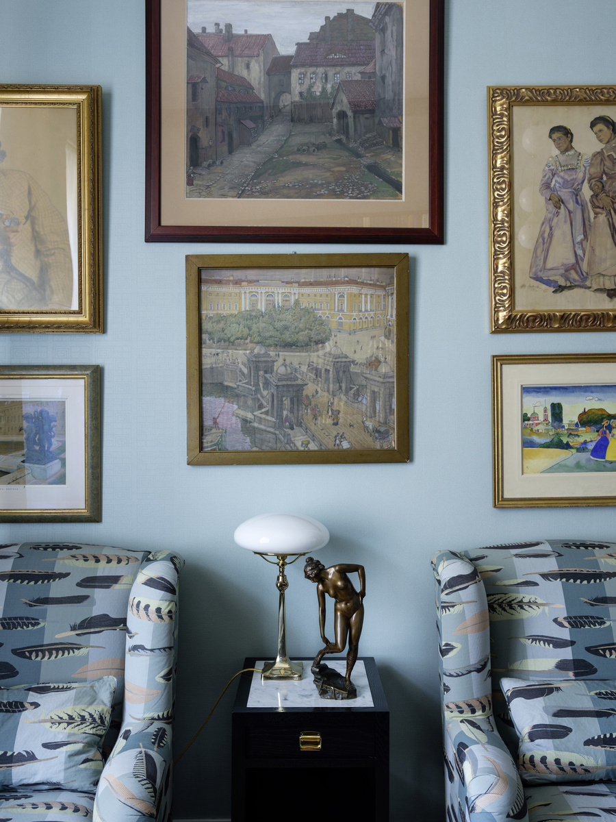 Московская квартира Петра Авена. Кабинет. На стене: Мстислав Добужинский «Улица в Вильно», 1910 и «Чернышев мост. Петербург», 1907–1909; Константин Юон «Подруги. Две женщины из деревни Лигачево», 1912; Василий Кандинский «Дамы на прогулке», 1917; Александр Бенуа «Бассейн в парке Версаля», 1905. Фото Elle Decoration. 2018