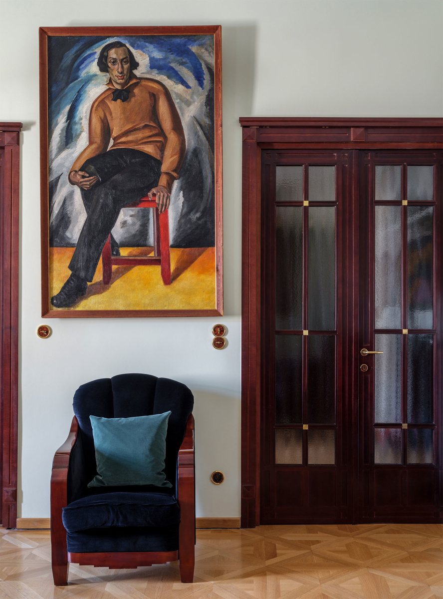 Московская квартира Петра Авена. Гостиная. На стене: Валентина Ходасевич «Портрет мужчины в оранжевой блузе», 1910. Фото Elle Decoration. 2018