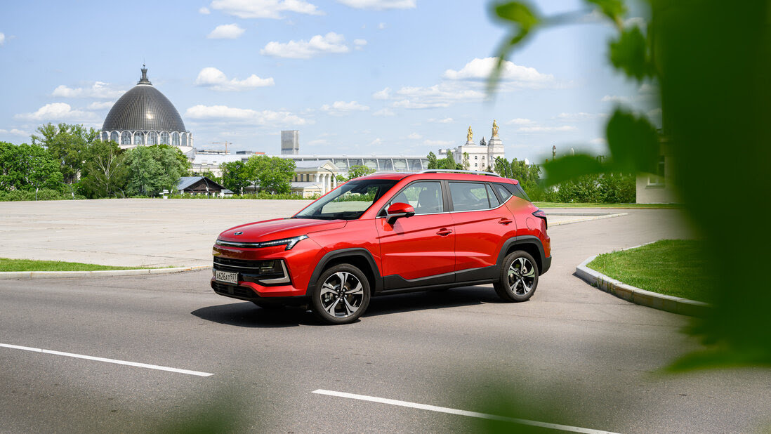 Москвич 3» красят в пять цветов. Красный (на фото) самый яркий в палитре, очень к лицу кроссоверу