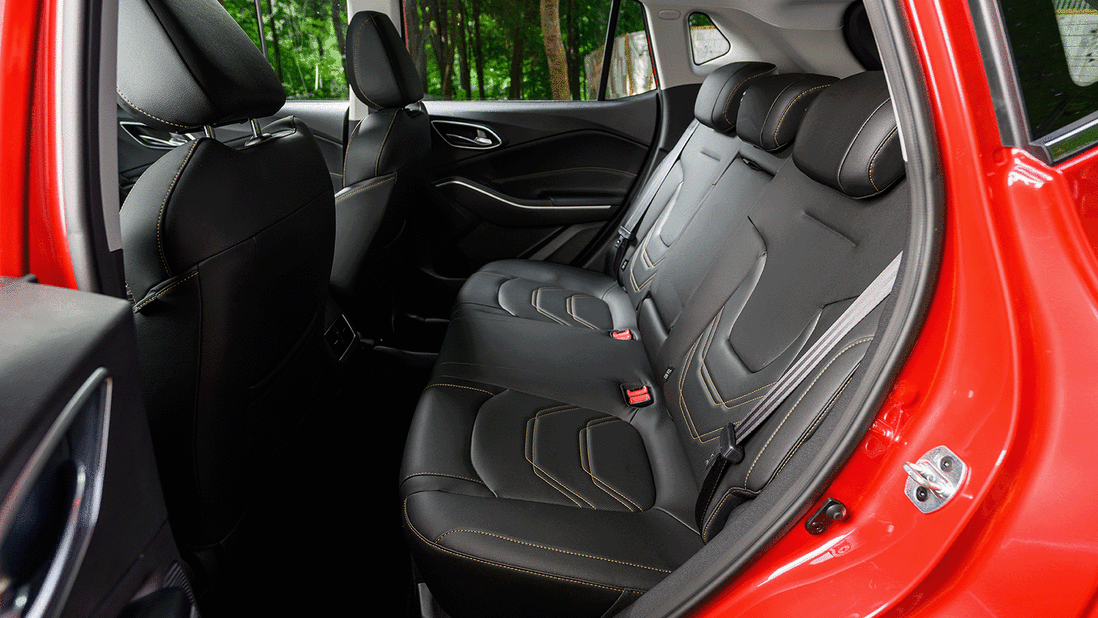 Откидной подлокотник — единственная возможность изменить уют второго ряда, сам диван не регулируется и обеспечивает вертикальную посадку. Зато сзади в «Москвиче» просторно, а входить-выходить удобно. Для крепления детских сидений есть скобы Isofix