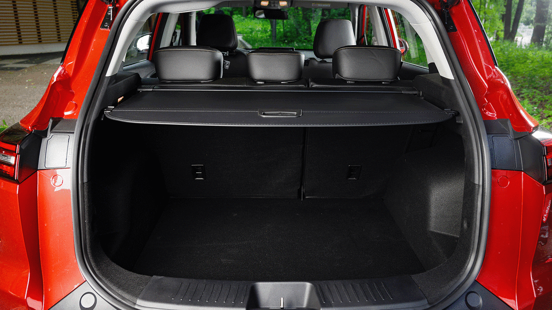 Доступ в багажник объёмом 520–1050 литров организован через пятую дверь с сервоприводом и бесконтактным датчиком. Но на этом удобства заканчиваются. Из полезных вещей внутри только шторка и подсветка. Форма отсека далека от оптимальной, при складывании спинки заднего сиденья получается заметная ступенька