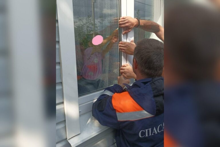    В Оренбурге 3-летняя девочка заперлась в доме. Потребовалась помощь спасателей Марина Шарт