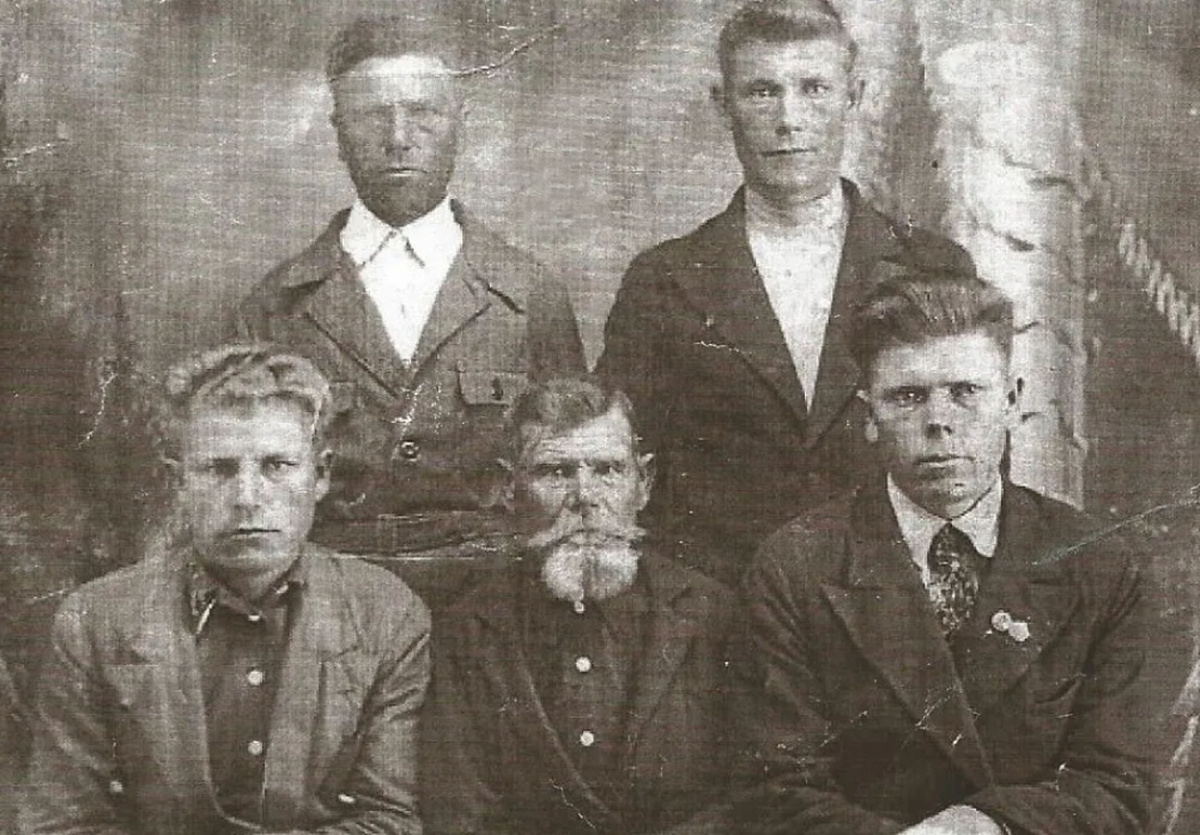 Александр Платонович Аксарин с сыновьями: вверху слева – Николай, рядом с ним – Григорий; нижний ряд: слева – Куприян (Киприян), справа – Павел. На снимке нет ещё двух сыновей Александра Платоновича – Андрея и Ивана...