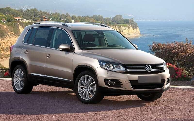    Этот Volkswagen Tiguan продавали до 2017 года. Как и у Peugeot, самым приемлемым мотором считается турбодизель 2.0. Приятный бонус: сочетается он у первого поколения с гидроавтоматом, а не с роботом.