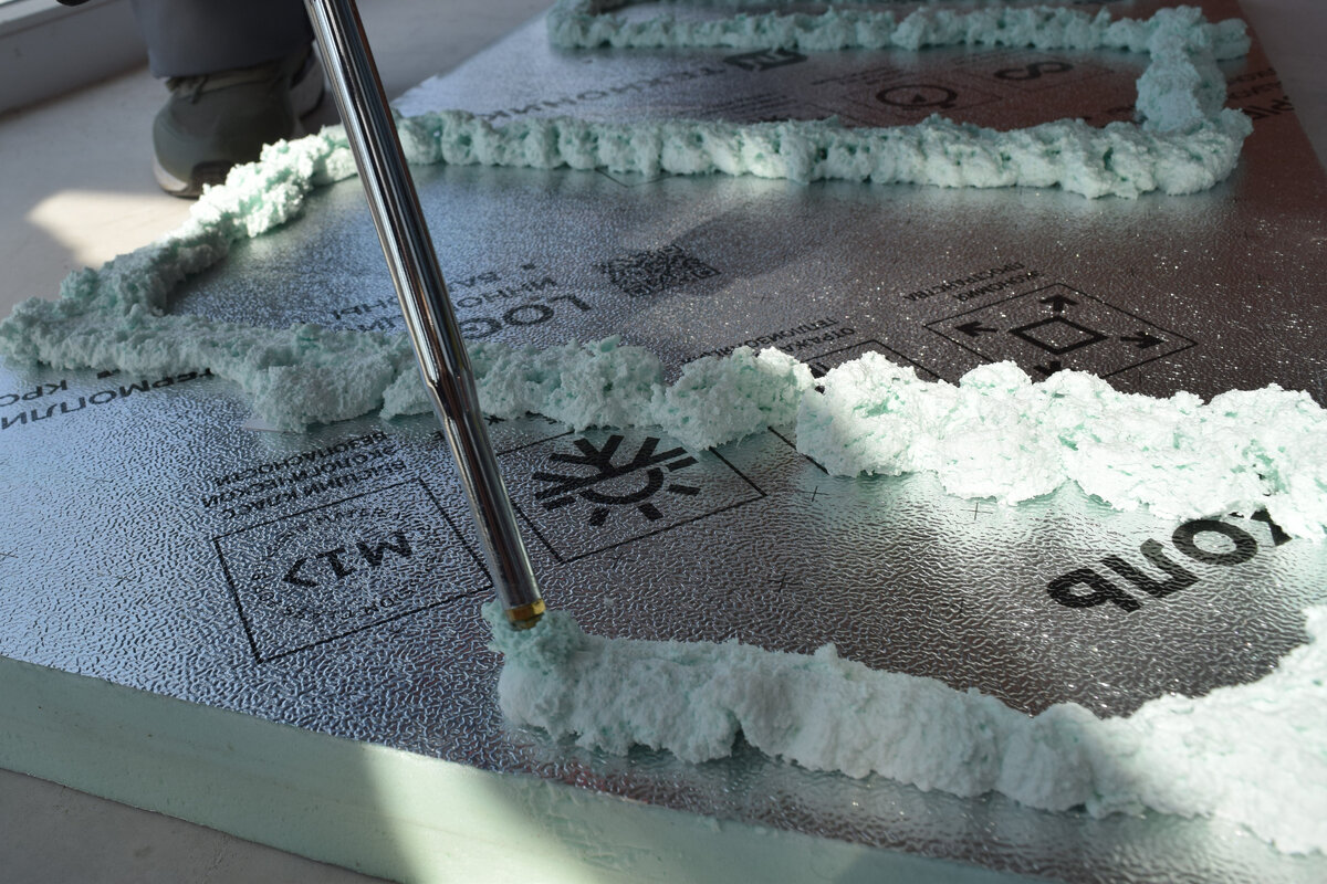 Приклеивал на клей-пену 