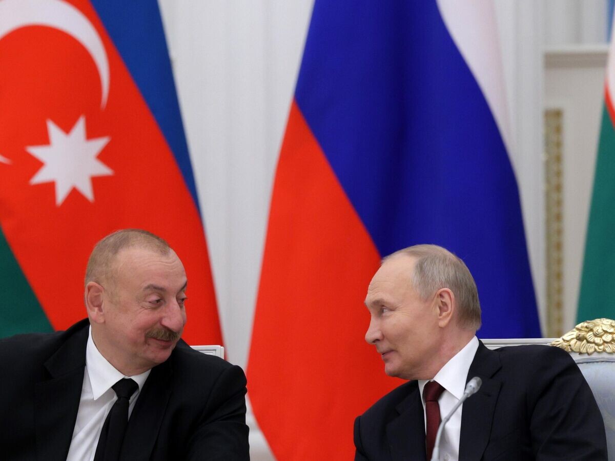    Президент РФ Владимир Путин и президент Азербайджана Ильхам Алиев (слева) на встрече с ветеранами и работниками железнодорожной отрасли по случаю 50-летия с начала строительства Байкало-Амурской магистрали (БАМ).© РИА Новости / POOL/Гавриил Григоров