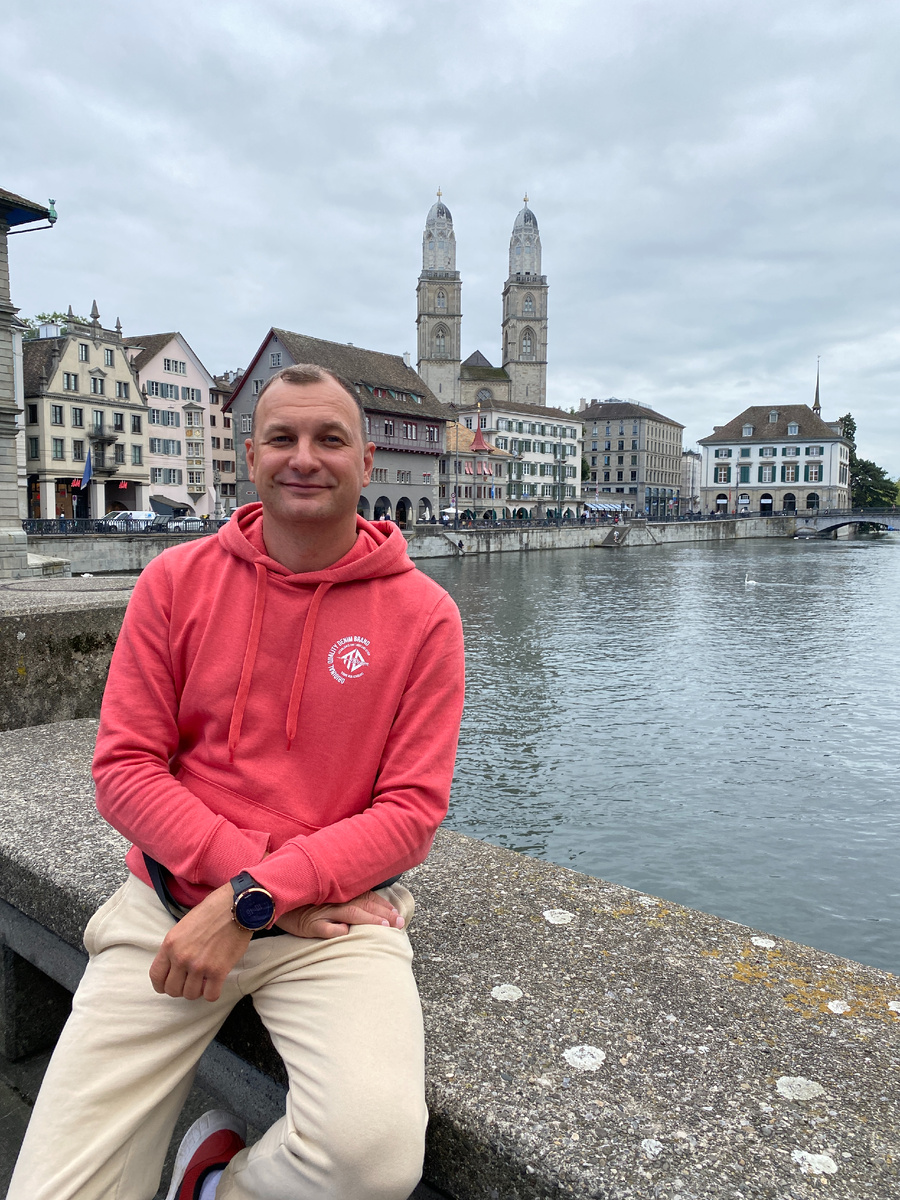 кстати это Швейцария - город Цюрих. Знаете мне показалось что Швейцария - город счастливых людей, может быть потому что там средняя зарплата 400 т.р. в переводе на наши деньги