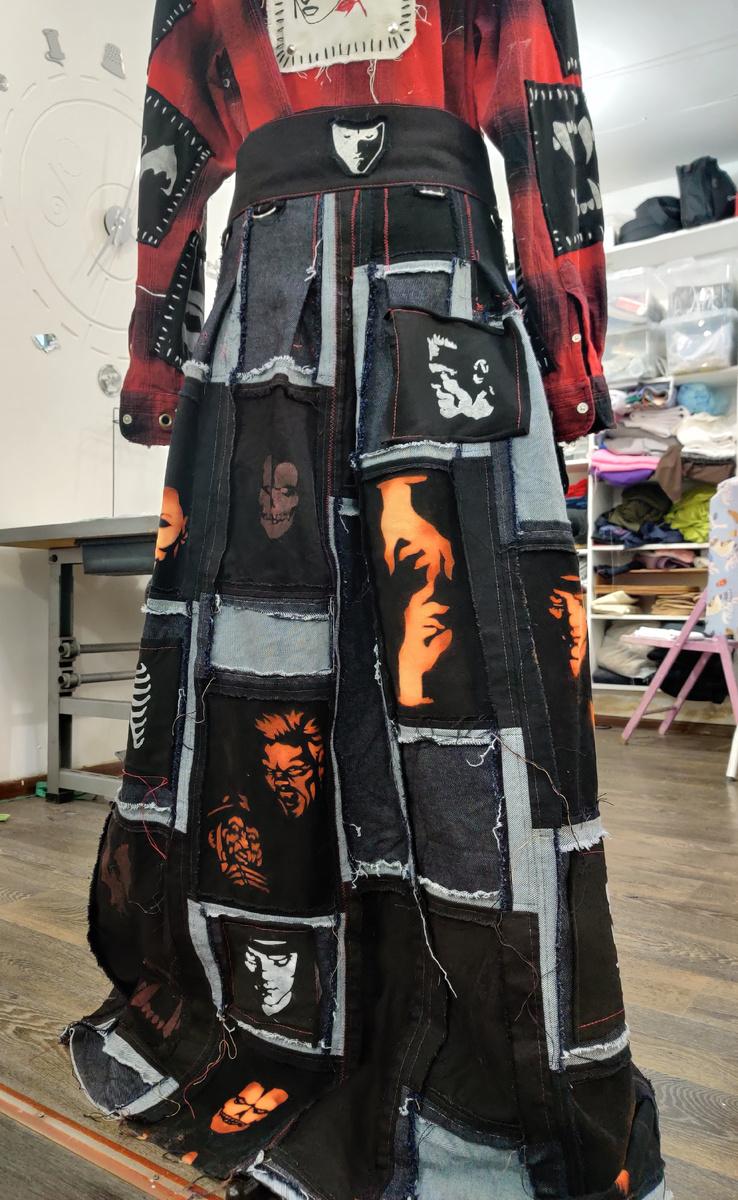 Cargo-Kilt (англ. Cargo Kilt, буквально «грузовая юбка-килт») модель сшита из кусков денима 