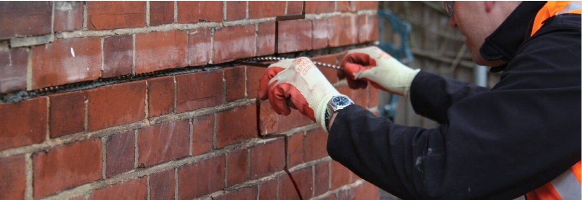 Заполнение трещин и пустот в кирпичной кладке или швах. Иньектирование.