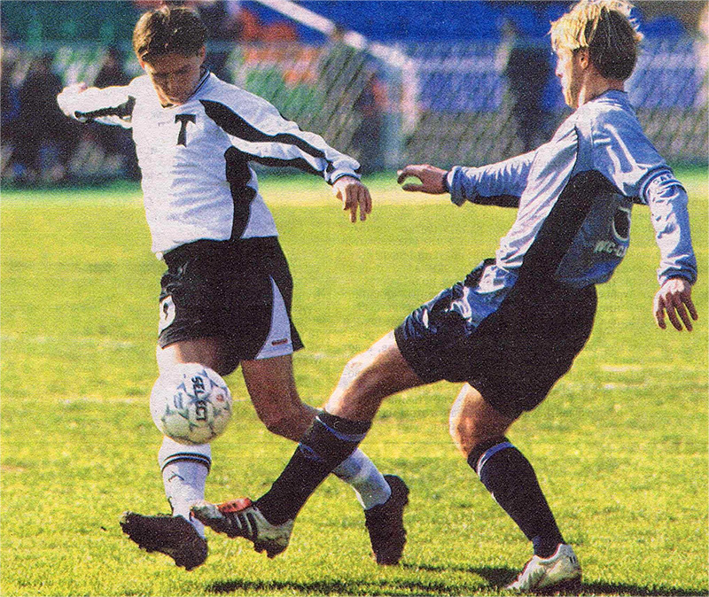 «Крылья Советов» (Самара) - «Торпедо» - 2:5. Торпедовец Игорь Семшов (слева) и самарец Андрей Каряка.