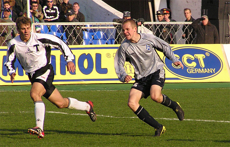 «Крылья Советов» (Самара) - «Торпедо» - 2:5. Торпедовец Иоан Данча (слева) и самарец Александр Анюков.