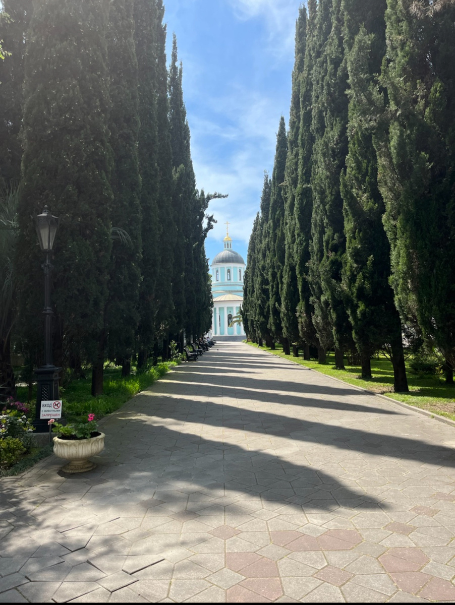 Кипарисовая аллея храма весной