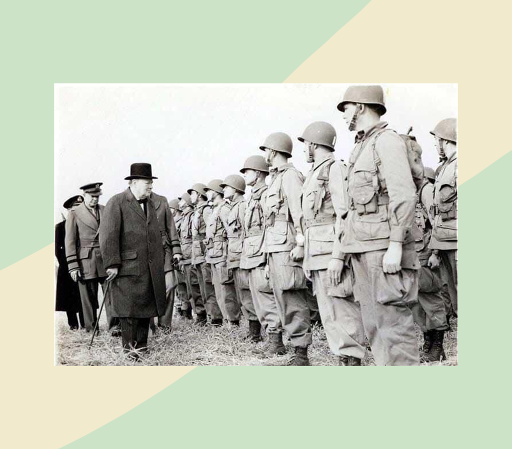 Уинстон Черчилль приветствует солдат