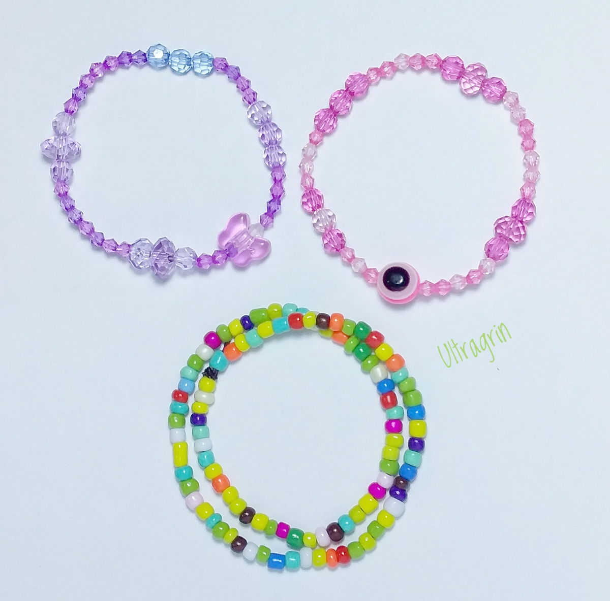 Браслеты из пластиковых бусин и бисера.