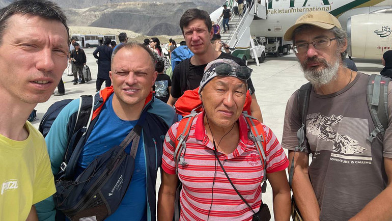    Сергей Нилов (справа) в составе группы.Федерация альпинизма России