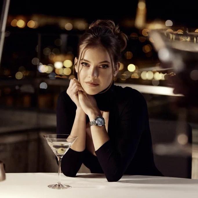 Барбара Палвин (Будапешт, часы с голубым циферблатом)