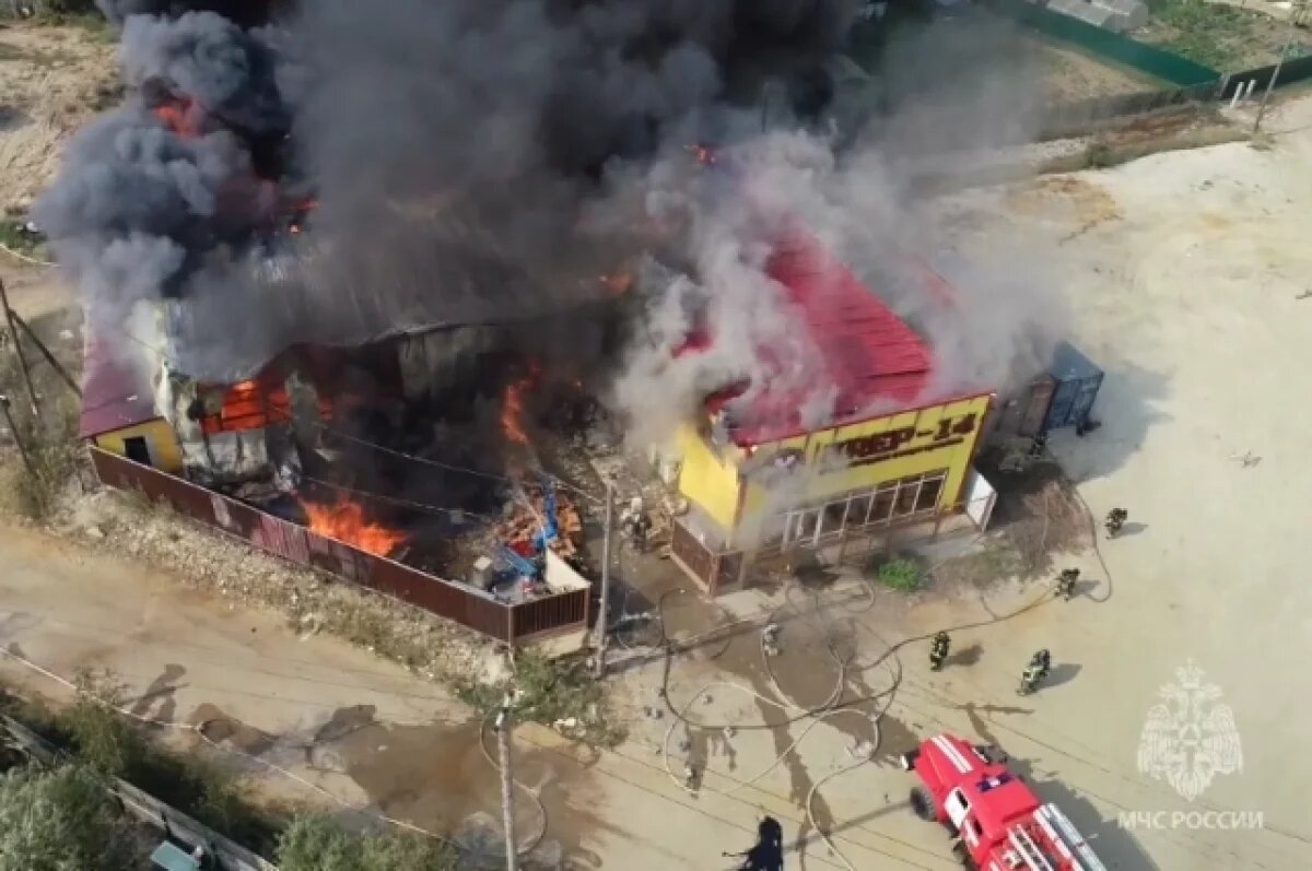    МЧС опубликовало видео пожара, охвативший 455 кв. м. магазина в Якутске