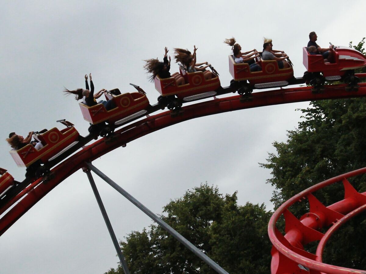    Люди катаются на аттракционах в семейном парке "Сказка" в Москве© РИА Новости / Мария Девахина